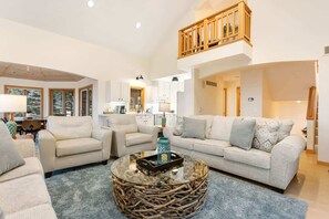 تلفزيون، مدفأة، ستيريو، مكتب