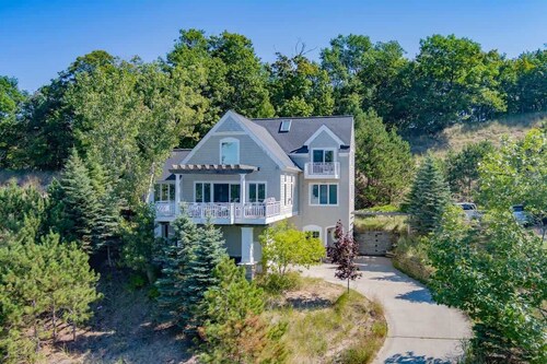 Viewhouse | Private Beach Access | Near DT | BBQ