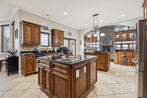 ثلاجة، ميكروويف، فرن، موقد طهي مسطح