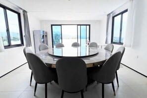 Restaurant - 1CE HOTEL (Puerto Galera)