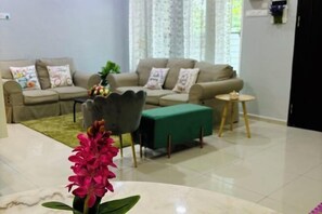 Room - Spacious 13 Pax Classic Home in Kuantan for Family (Kuala Kuantan)