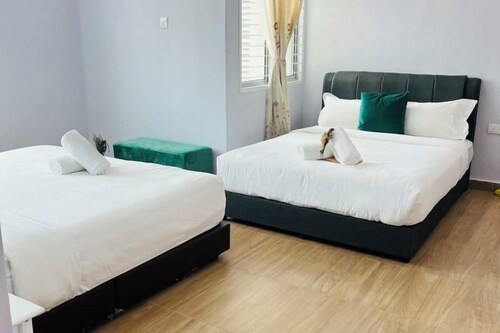 Spacious 13 Pax Classic Home in Kuantan for Family