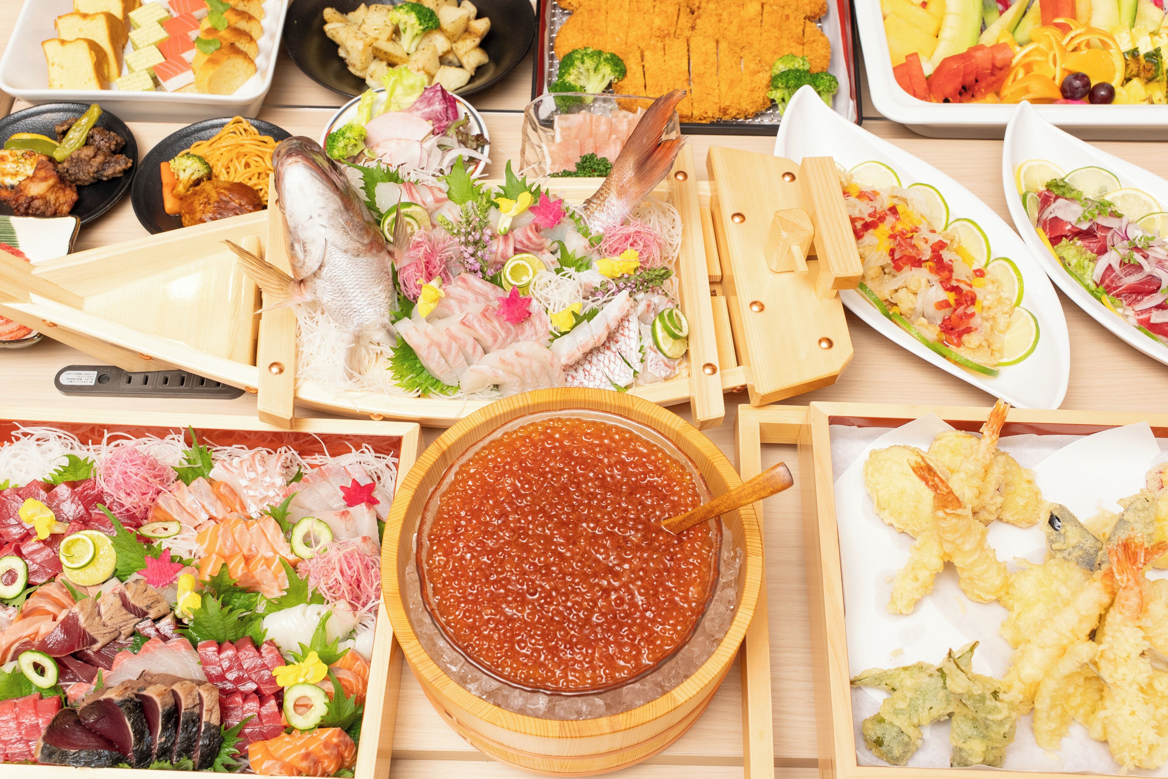 Variedad de sushi y sashimi sobre una mesa de madera.