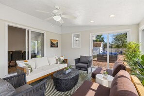 TV - Ultimate Group Escape , Heated Pool - 12 Guests (Parma)