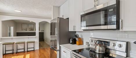 Refrigerador, microondas, horno, placa de cocina