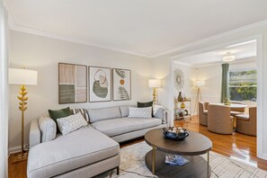 TV - Ultimate Group Escape , Heated Pool - 12 Guests (Parma)