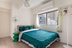 A bedroom with a bed, a bedside lamp, a window with curtains, a floor lamp, and a radiator. - Ueno Station 7/2/MAX8/Ginza Asakusa AreaWIFI (Tokyo)