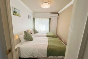 Cribs/infant beds - Ikebukuro No`3 (Tokyo)