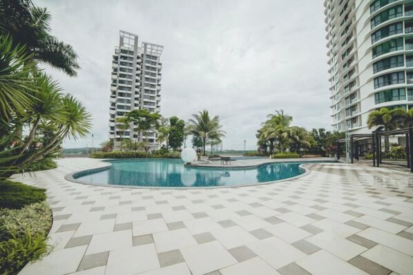 Hồ bơi ngoài trời