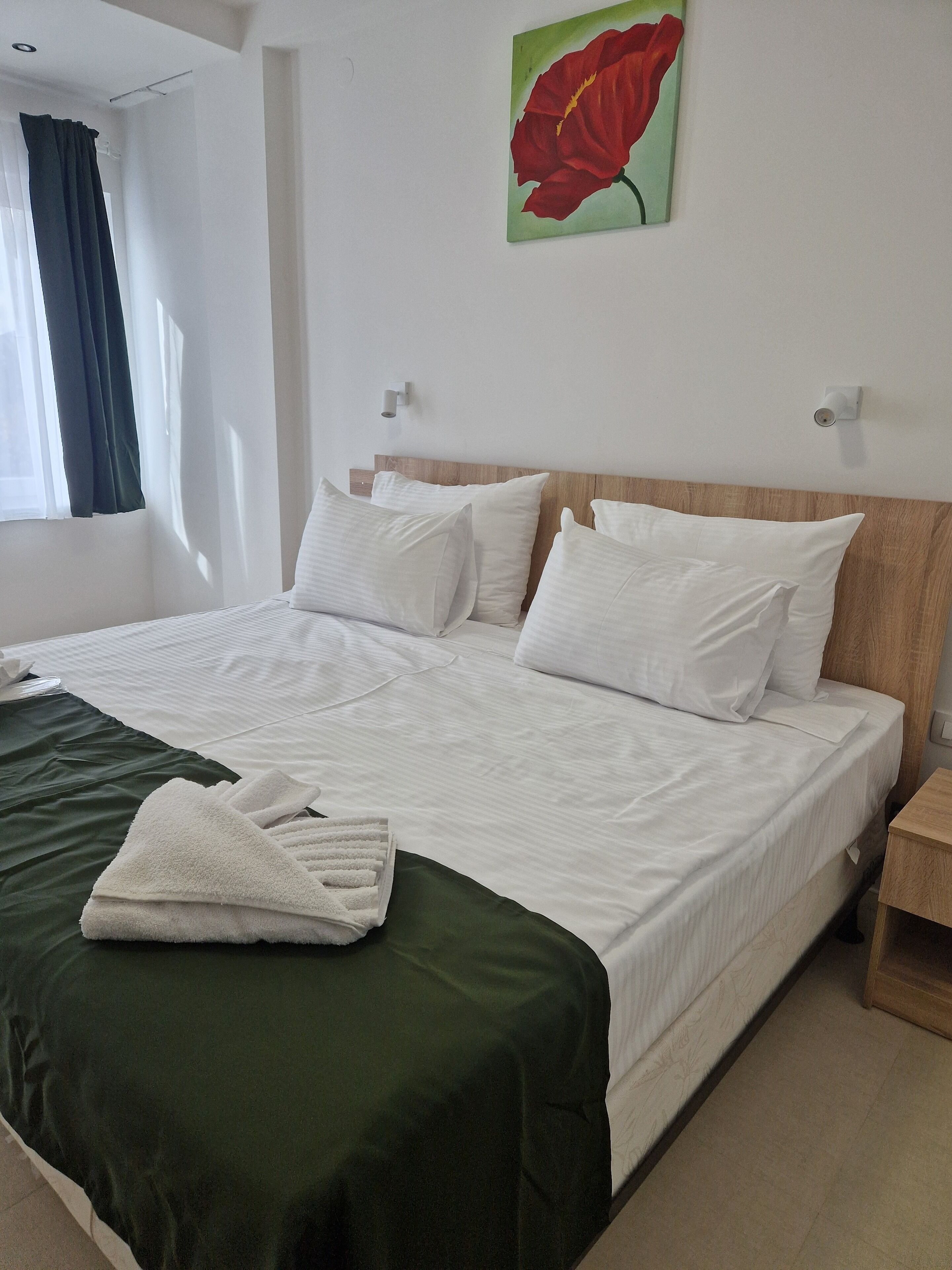 Standard-Doppelzimmer | Schreibtisch, laptopgeeigneter Arbeitsplatz, kostenloses WLAN