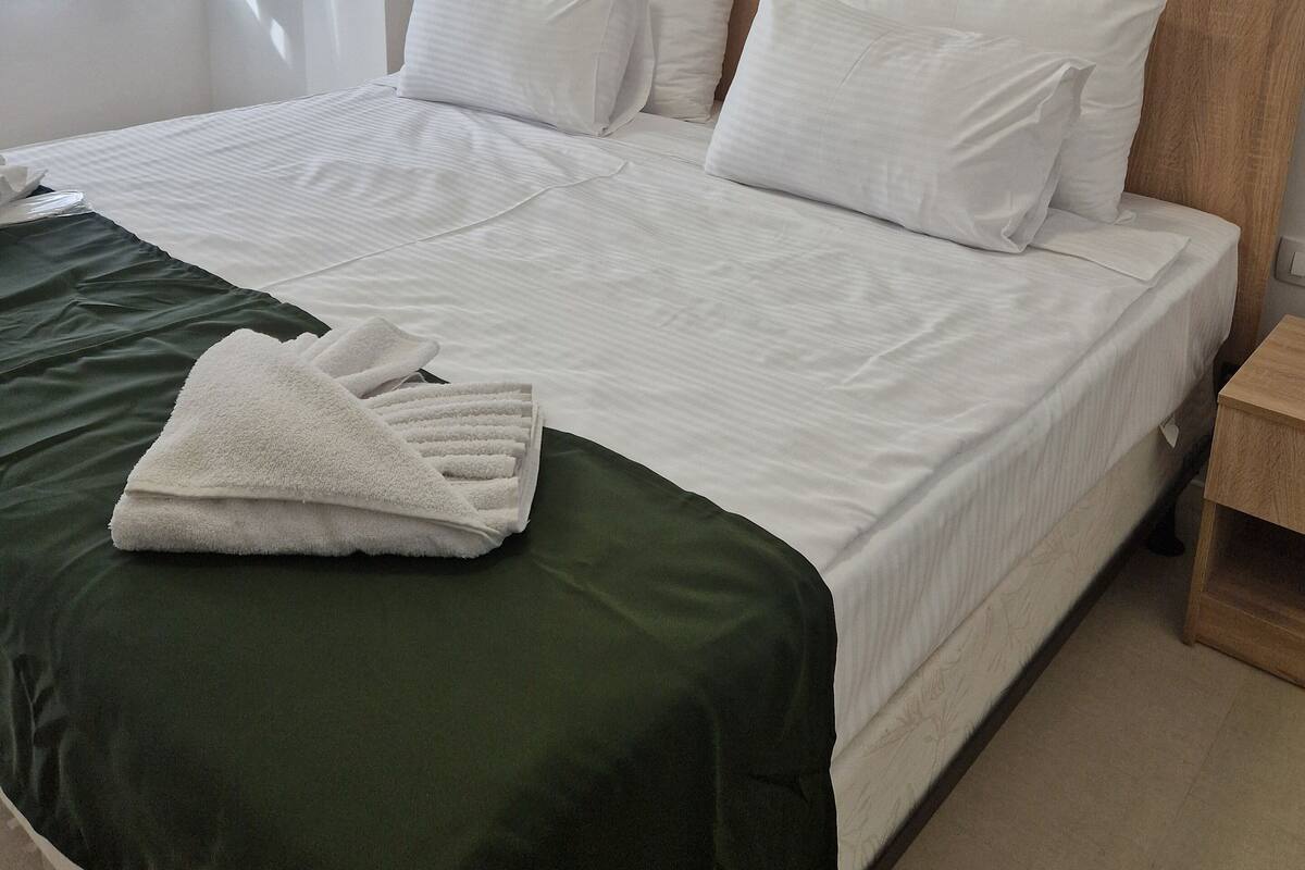 Kamar Double Standar | Meja kerja, ruang kerja ramah laptop, kedap suara, dan Wi-Fi gratis