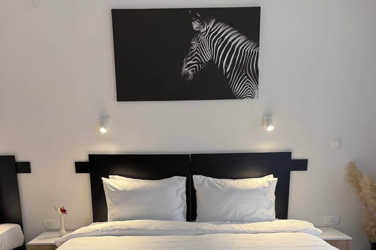 Kamar Double atau Twin Standar | Meja kerja, ruang kerja ramah laptop, kedap suara, dan Wi-Fi gratis