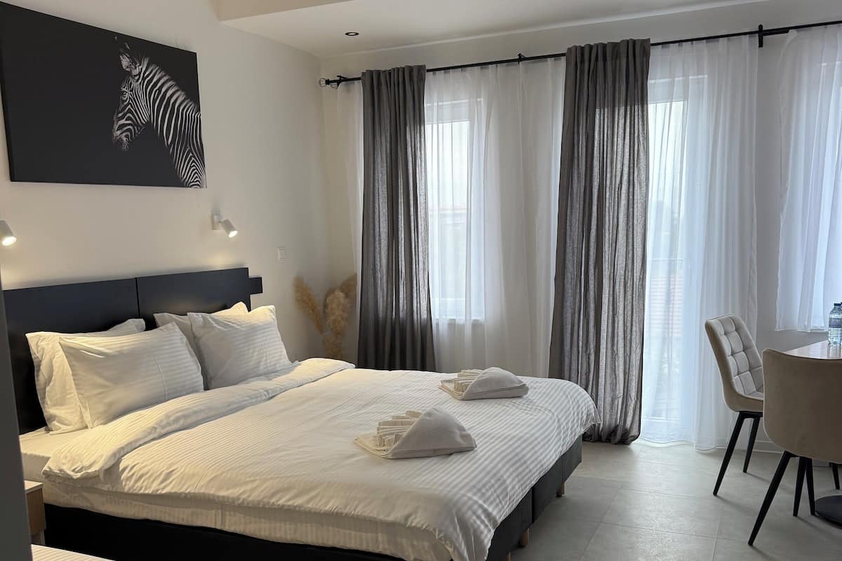 Kamar Triple Standar | Meja kerja, ruang kerja ramah laptop, kedap suara, dan Wi-Fi gratis