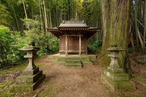 A traditional Japanese structure surrounded by a forest. - [Kao HOUSE Jakusui-an] 100-year-old traditional Japanese house stay (Katori)