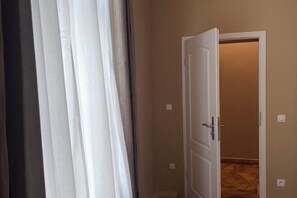 Cribs/infant beds