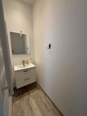 Comfort Triple Room, City View | Bathroom | Hair dryer, towels, soap, shampoo - Experience Bruges BV (Bruges)