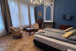 Cribs/infant beds