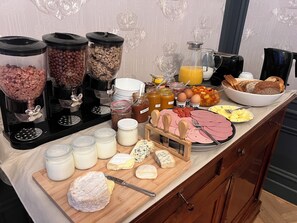 Daily buffet breakfast for a fee - Experience Bruges BV (Bruges)