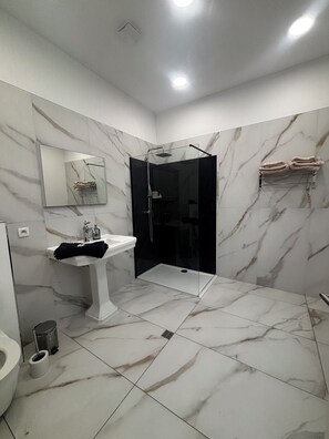 Quadruple Room, Non Smoking, City View | Bathroom | Hair dryer, towels, soap, shampoo - Experience Bruges BV (Bruges)