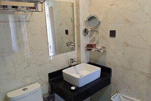 Bathroom - Huadu Hotel (Kathmandu)