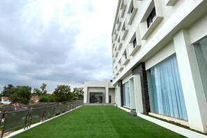 Garden - Lakeside TELL (Serang Baru)