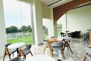 Restaurant - Lakeside TELL (Serang Baru)