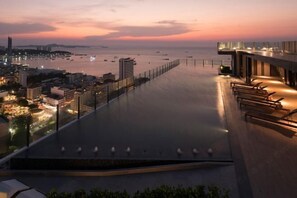 Indoor pool - Pattaya Base Seascape Apartment (Pattaya)