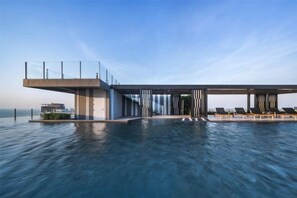 Outdoor pool - Pattaya Base Seascape Apartment (Pattaya)