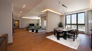 Apartamento Confort, vistas a la ciudad | Zona de estar | Smart TV de 64 pulgadas con canales por satélite