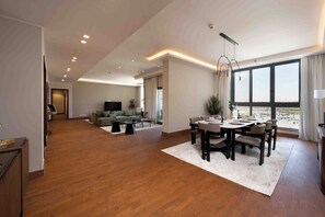 Apartamento Confort, vistas a la ciudad | Zona de estar | Smart TV de 64 pulgadas con canales por satélite