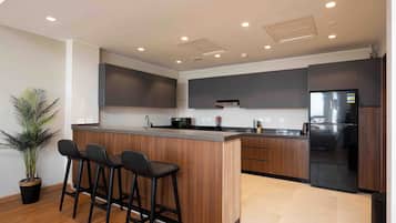 Departamento económico, vista a la ciudad | Cocina privada | Refrigerador, microondas, horno y parrilla de estufa