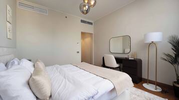 Familienhaus, Stadtblick | Schreibtisch, laptopgeeigneter Arbeitsplatz, Bügeleisen/Bügelbrett