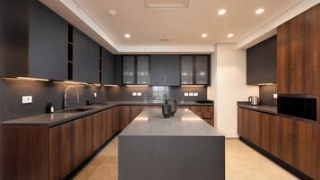 Apartamento de lujo, vistas a la ciudad | Cocina privada | Frigorífico, microondas, horno y placa de cocina