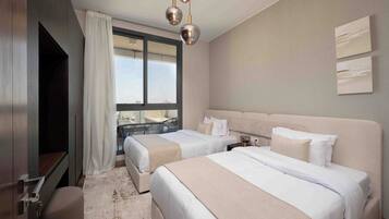 Apartamento económico, vistas a la ciudad | Escritorio y espacio para trabajar con un portátil