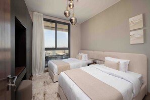 Apartamento económico, vistas a la ciudad | Escritorio y espacio para trabajar con un portátil