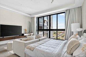 ห้องลักซ์ชัวรี่สวีท | บริเวณนั่งเล่น | สมาร์ททีวี 64 นิ้ว พร้อมช่องดาวเทียม