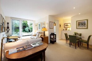 Room - Artist's Oasis (London)