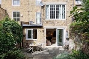 Room - Artist's Oasis (London)