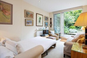 Room - Artist's Oasis (London)