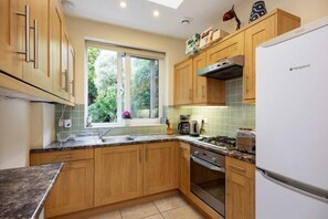 Room - Artist's Oasis (London)