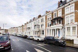 Unclassified image, 3 of 3, button - The Brook Green Retreat (London)