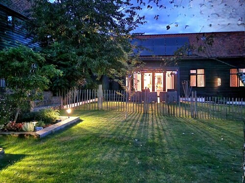 Swift Host | Owl Barn | Sleeps 2 | EV Charger | Private Garden