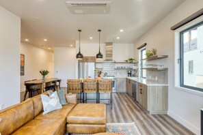 Interior - Deck, HotTub, Mins to Old Bend | Aerie 3BDR Family (Bend)