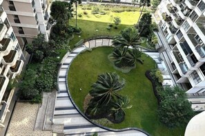 A circular courtyard with palm trees, surrounded by multi-story residential buildings.