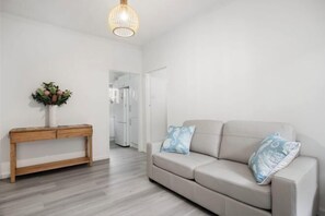 Room - Sammy's Seaside Hideaway in Henley Beach (Henley Beach South)