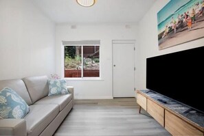 Room - Sammy's Seaside Hideaway in Henley Beach (Henley Beach South)