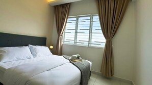 A hotel room with a bed, a bedside table, a window with curtains, and a ceiling fan. - D'Kayangan, Setia Ecohill Semenyih Serenity Suite (Semenyih)