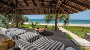 A covered outdoor seating area with a view of the beach. - Sava Villa 2 Villa Amarelo (Takua Thung)
