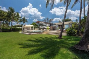 A modern house with a pool, surrounded by palm trees and a well-maintained lawn. - Sava Villa 2 Villa Amarelo (Takua Thung)