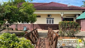 A wooden bridge leading to a building with a tiled roof and a window with a grid pattern. - Capital O 91227 Chalet D'bendang Mak Teh (Pendang)